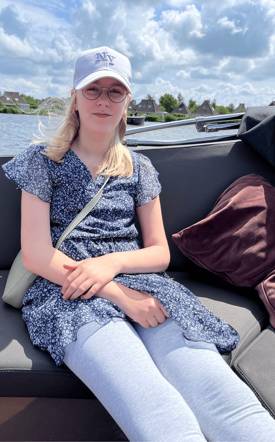 Deelnemer van de revalidatieweek: Zoë, 13 jaar oud, zit in een sloep op het water