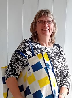 Marina Groot met een goed gevulde Visio Tas