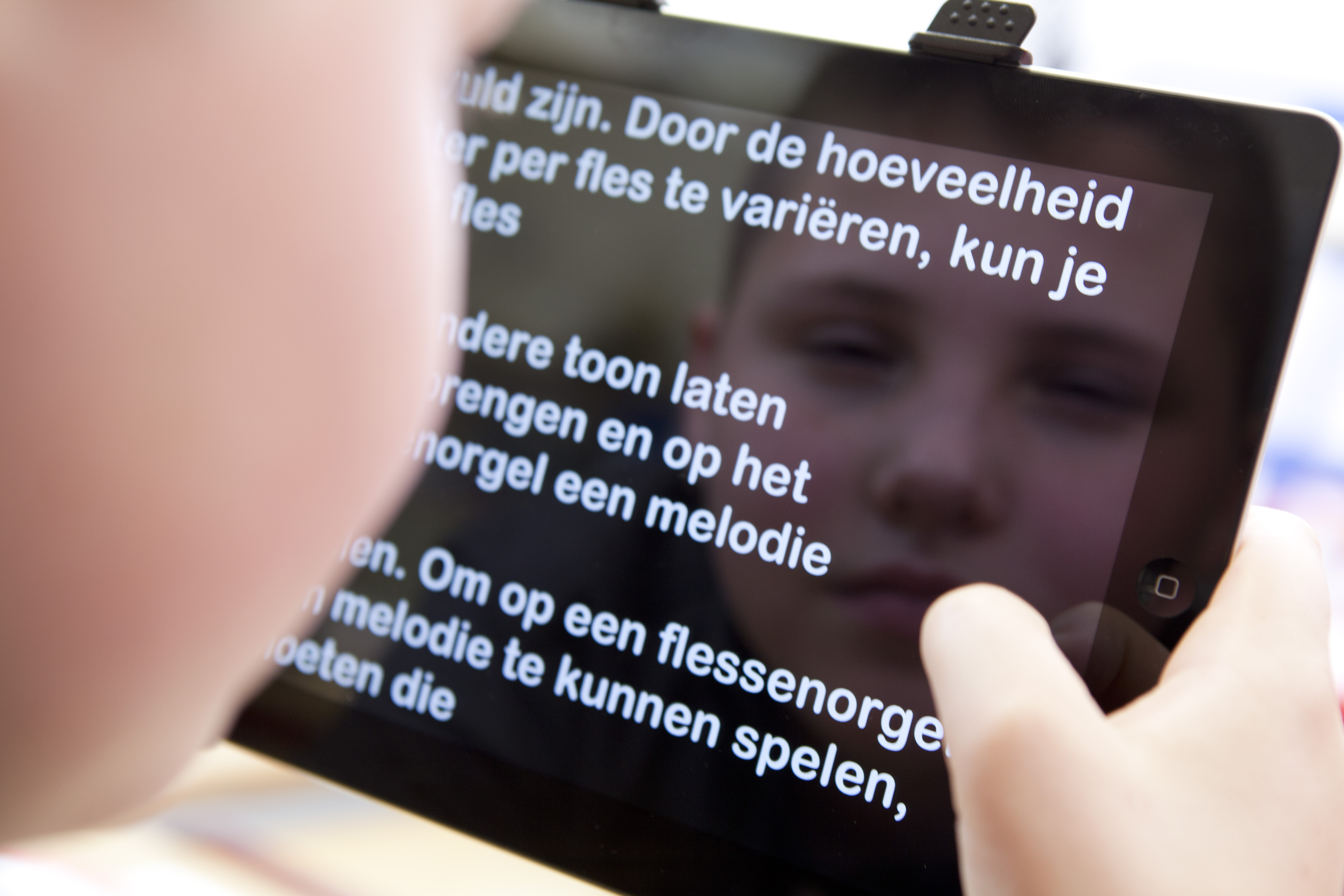 Slechtziende jongen kijkt op iPad met vergroting