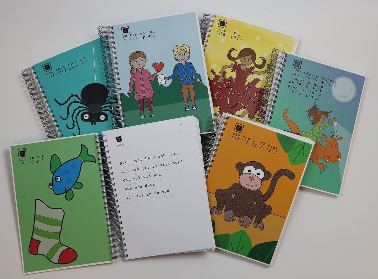 Diverse voorbeelden van opengeslagen Samenleesboeken