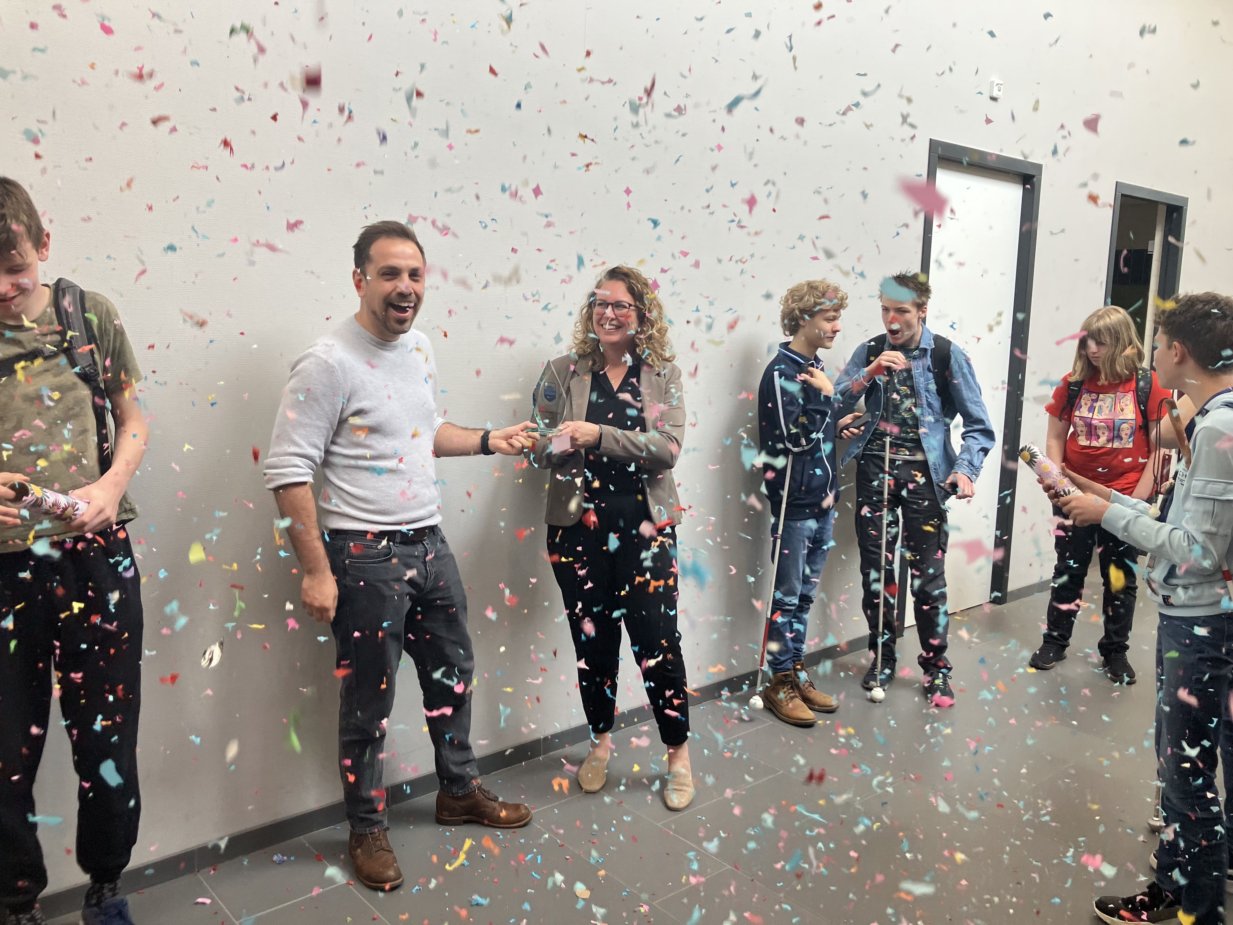 Confetti vliegt door de lucht bij de uitreiking van de prijs