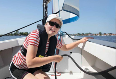 Gwenda vaart in een Valk op de Friese Meren