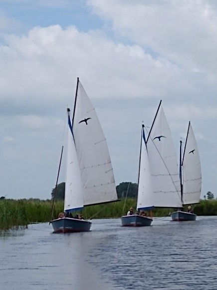 Drie zeilboten op het water