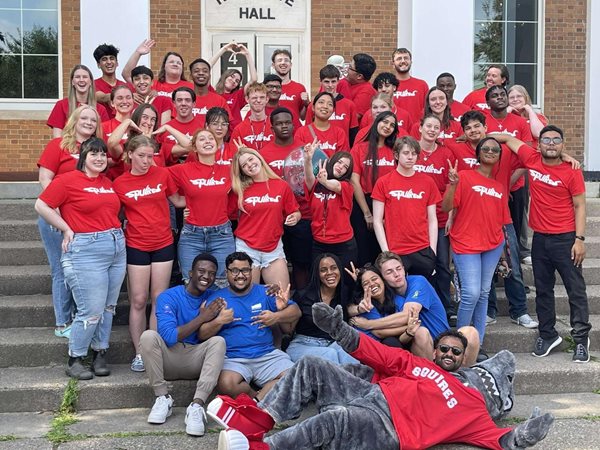 Groepsfoto van de bewoners van het huis waar Leon woont in Canada