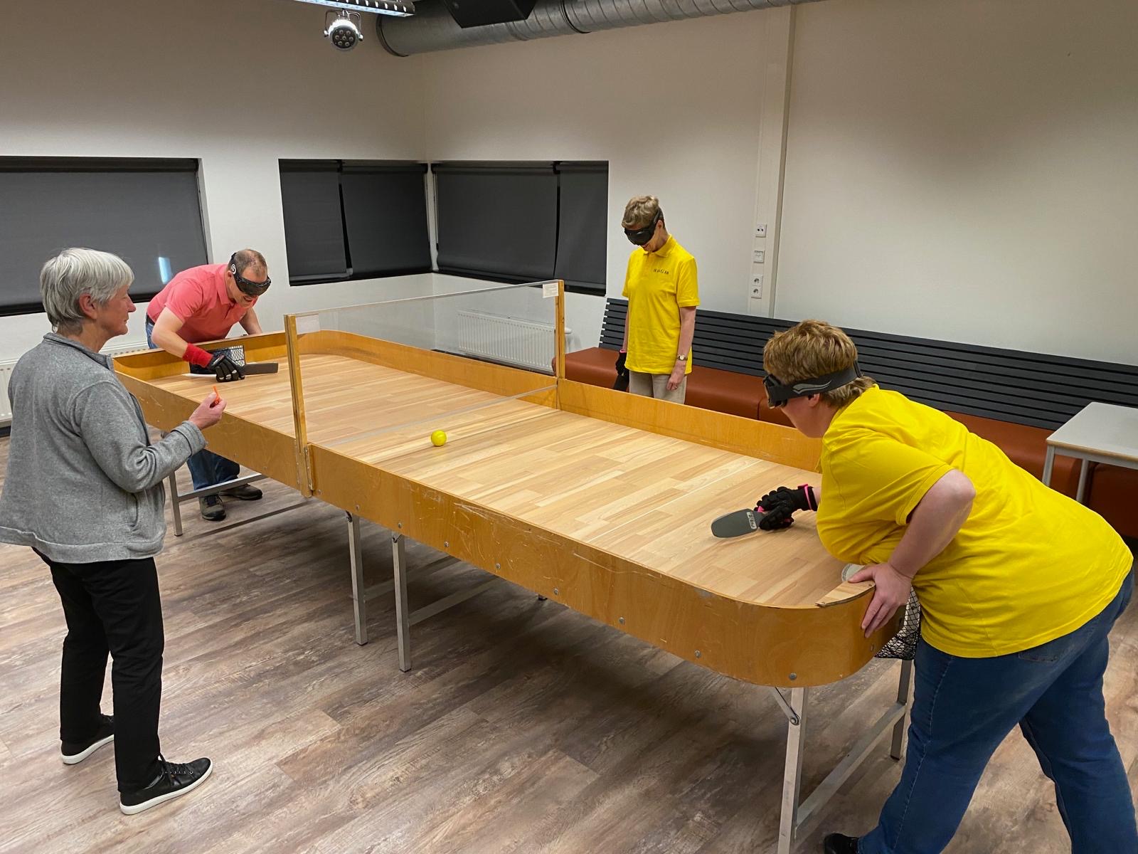 Twee spelers spelen showdown, terwijl er twee personen toekijken