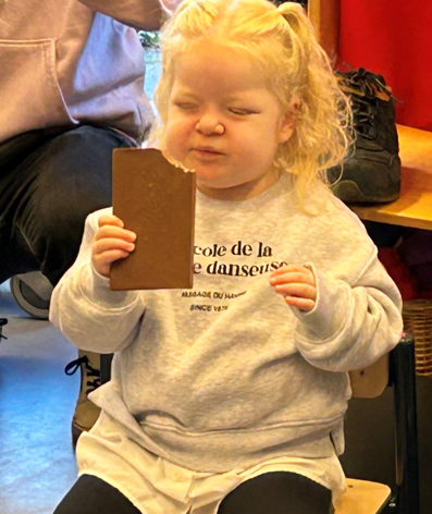 Sky geniet van haar braille chocoladeletter