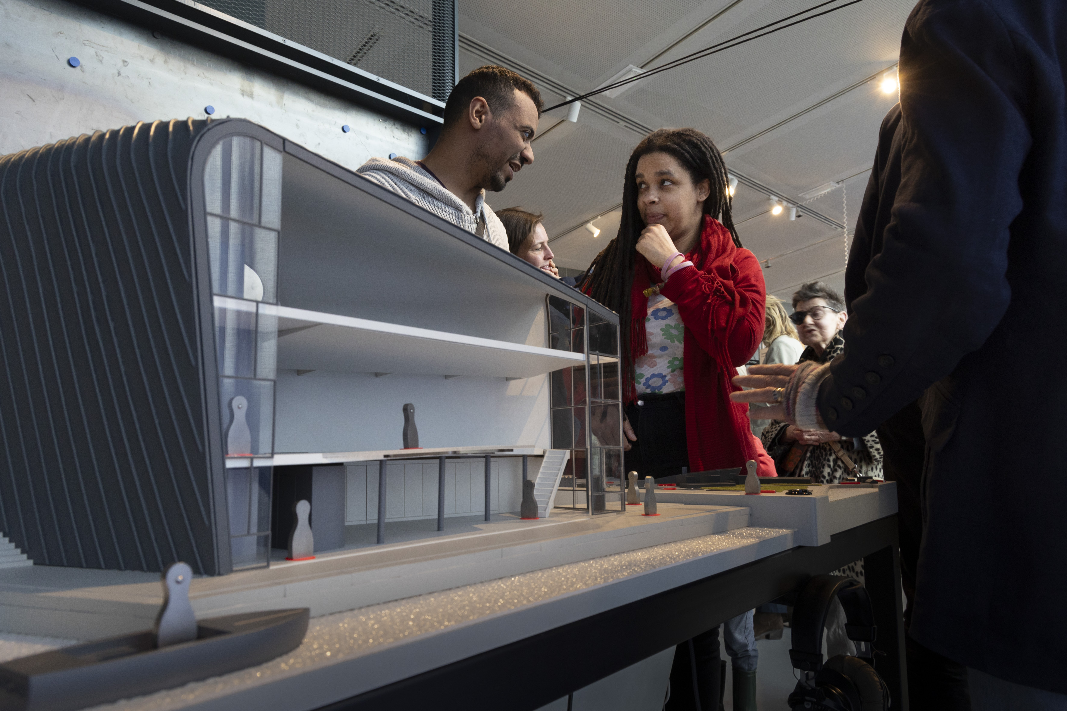 Bezoekers met een visuele beperking bij de audiomaquette in museum ARCAM