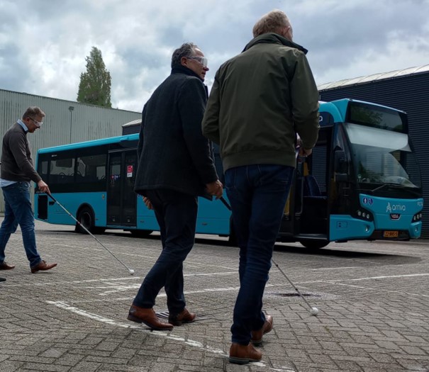 Drie mannen lopen naar de bus toe