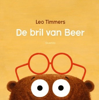Cover van het boek de bril van beer. Je ziet een beer maar alleen de bovenste helft. Boven op zijn hoofd heeft de beer een rode bril.