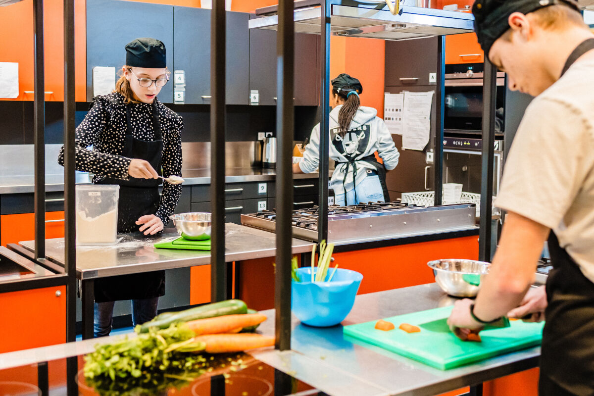 Visio-leerlingen aan het werk in de keuken