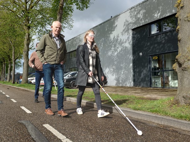 Mensen lopen naar huis
