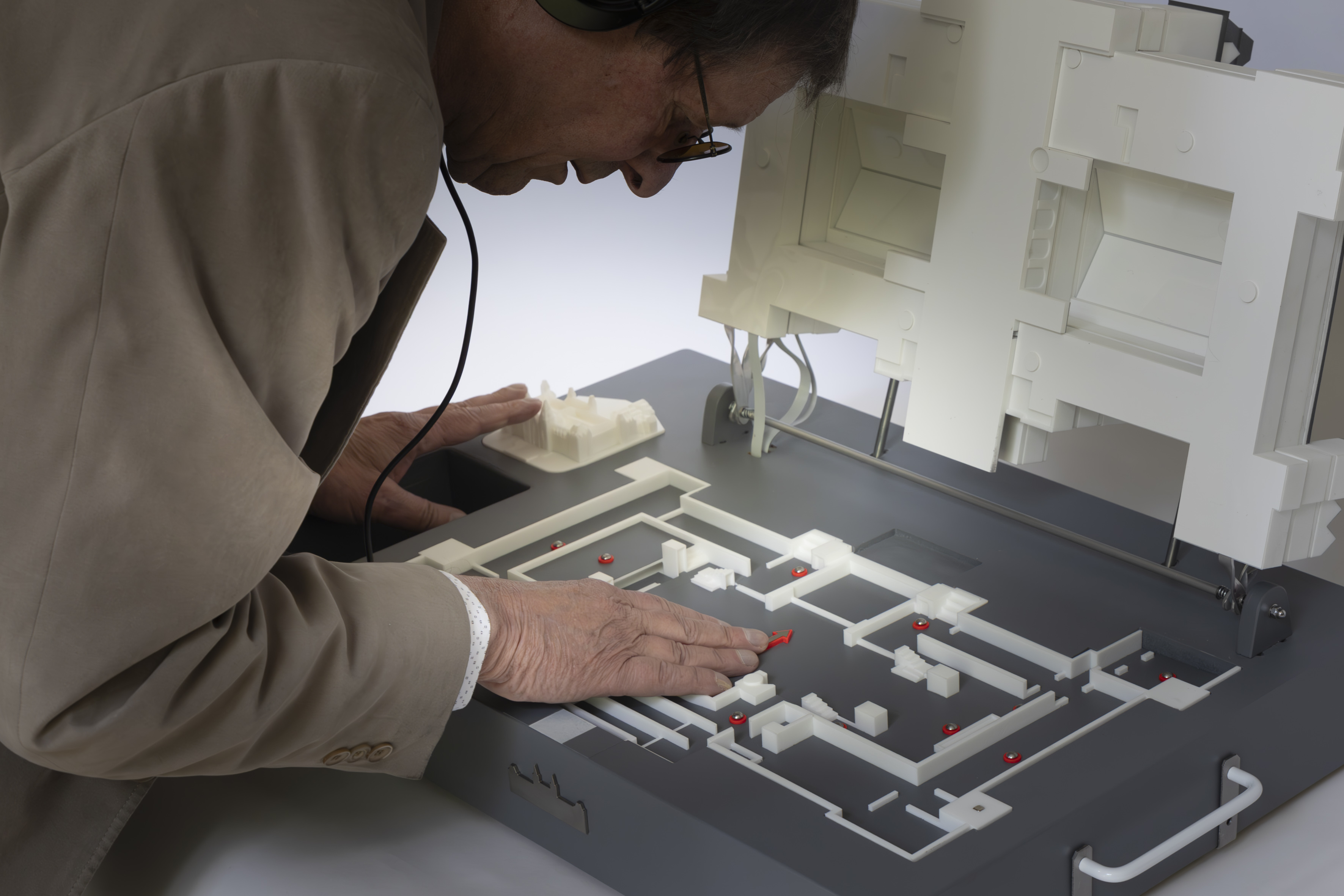 Portret van Hannes Wallrafen bij de nieuwe audiomaquette van het Rijksmuseum in Amsterdam