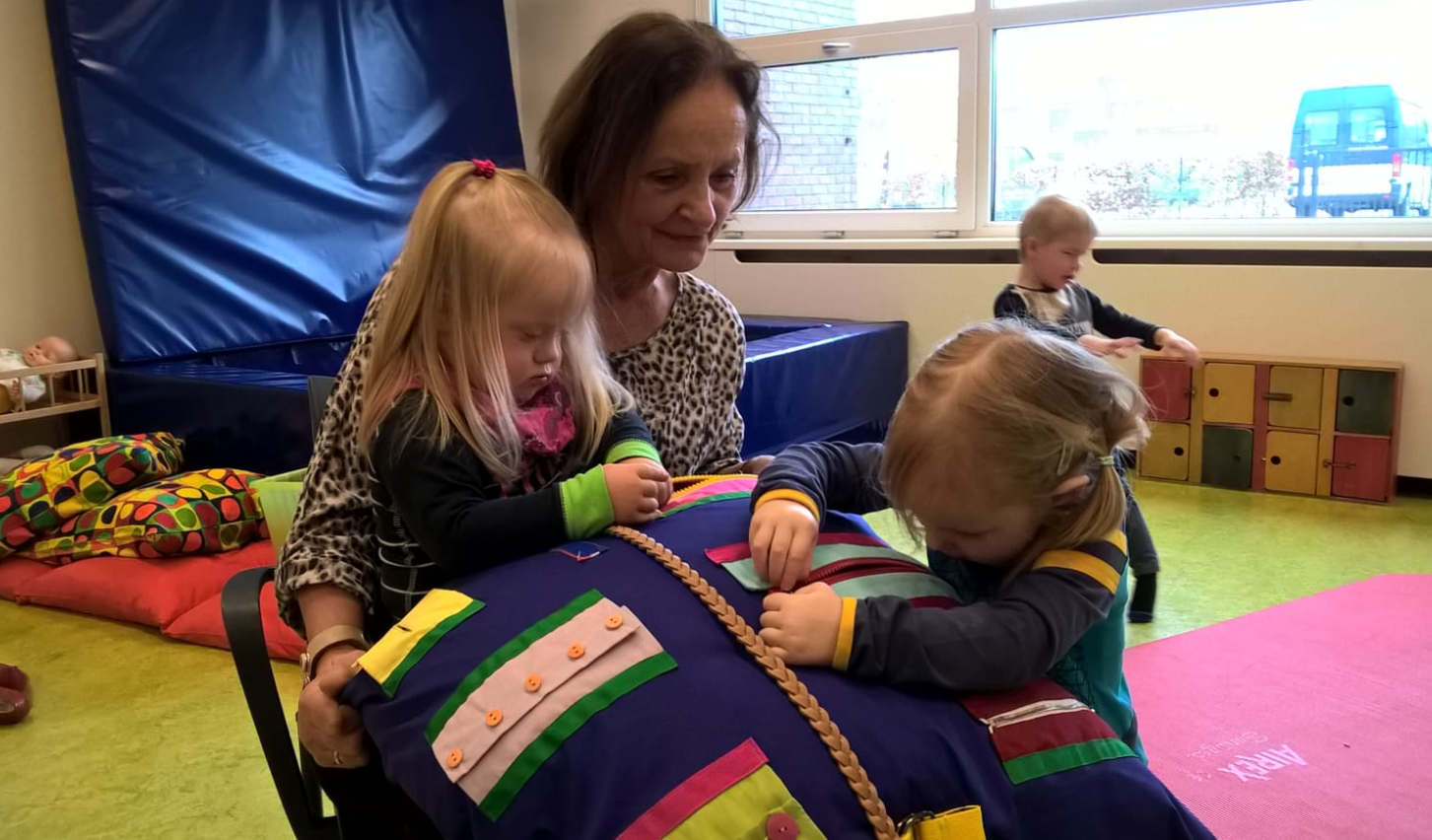 Drie kinderen en een begeleidster op de peutergroep