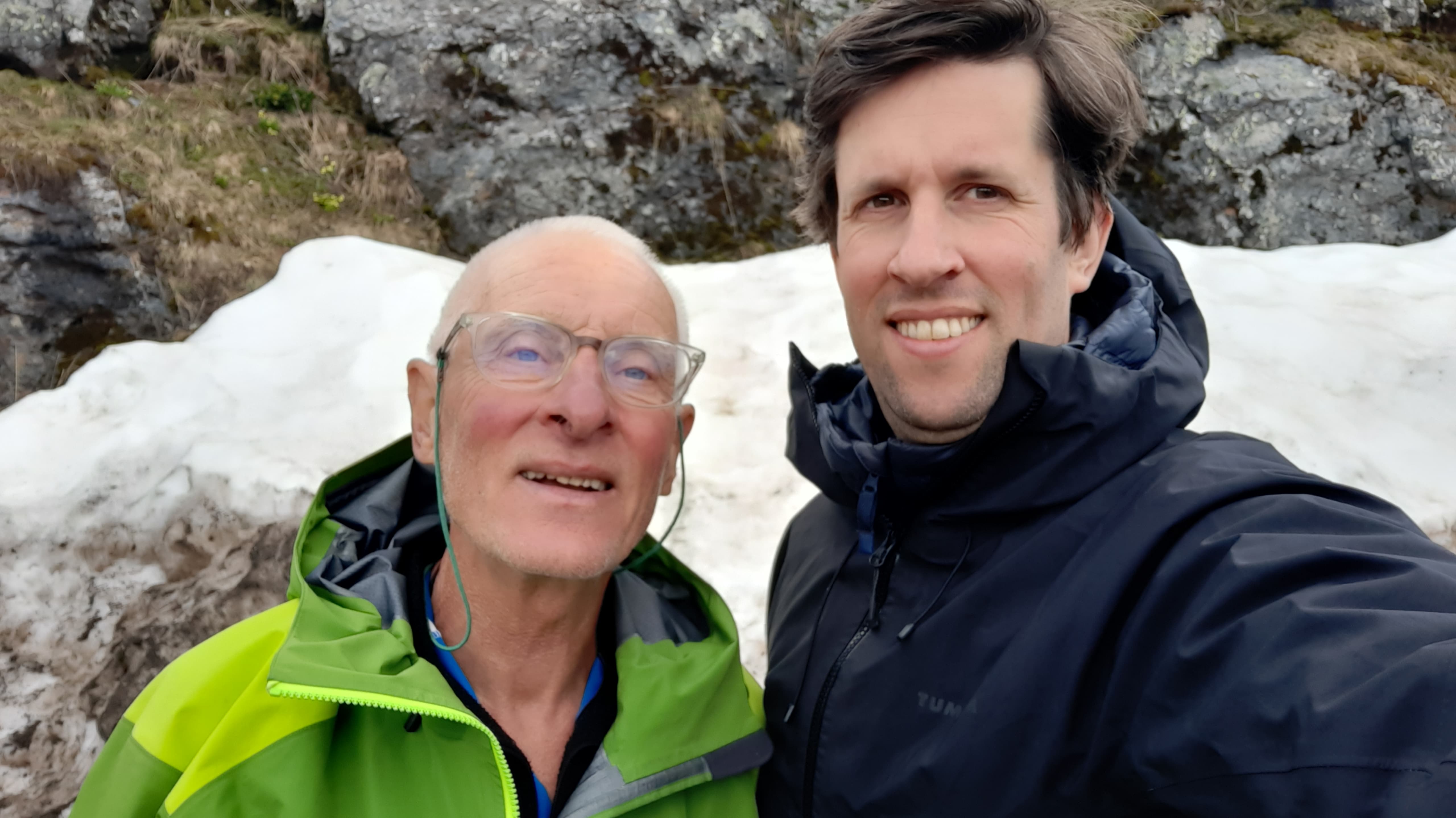 Lex (links) met zijn zijn (rechs). Op de achtergrond is sneeuw te zien.