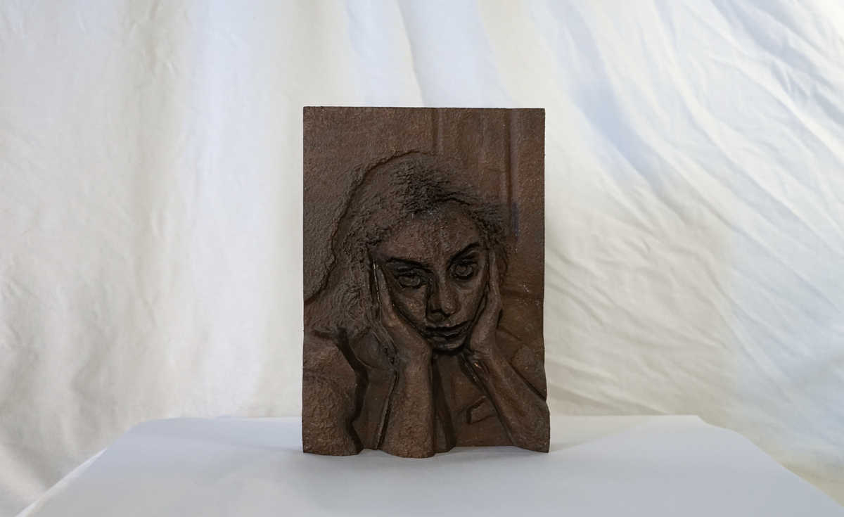 Voorbeeld van Monieks werk, een sculptuur met een voelbaar portret