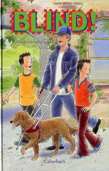 Cover van het boek blind. Je ziet de tweeling die naast Mark en zijn blindengeleiden hond lopen op straat.