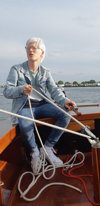Jing bestuurt een zeilboot