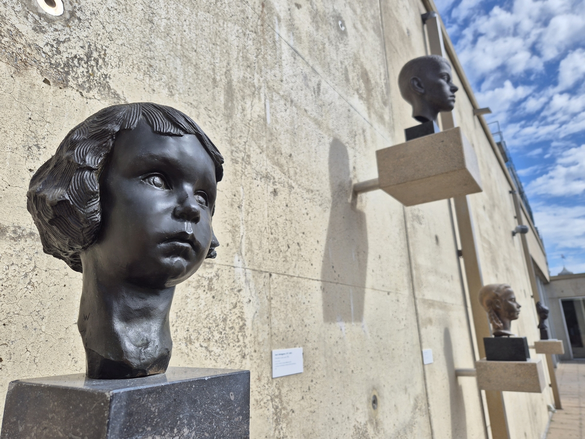 Drie zogeheten kinderkopjes in beeld bij Museum Beelden aan Zee
