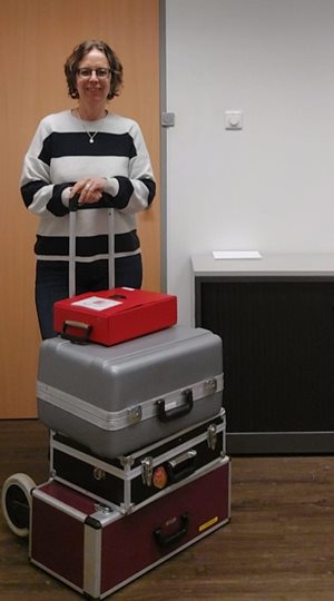 Mariette met vier koffers aan testmateriaal