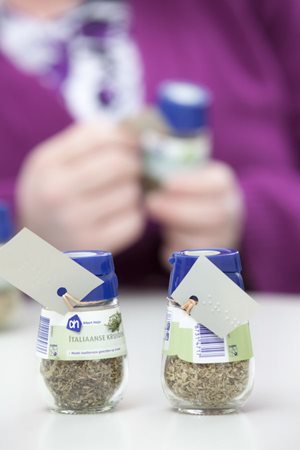 Kruidenpotjes met zelfgemaakte braille etiketten