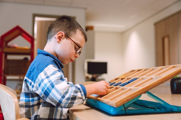 Kind werkt aan bureau in klaslokaal