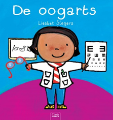 Cover van het boek De oogarts. Je ziet een oogarts met een bril in haar handen die wijst naar testkaarten.