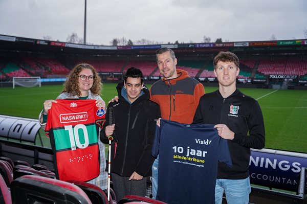 Uitreiking van de brailleshirts in het voetbalstadion