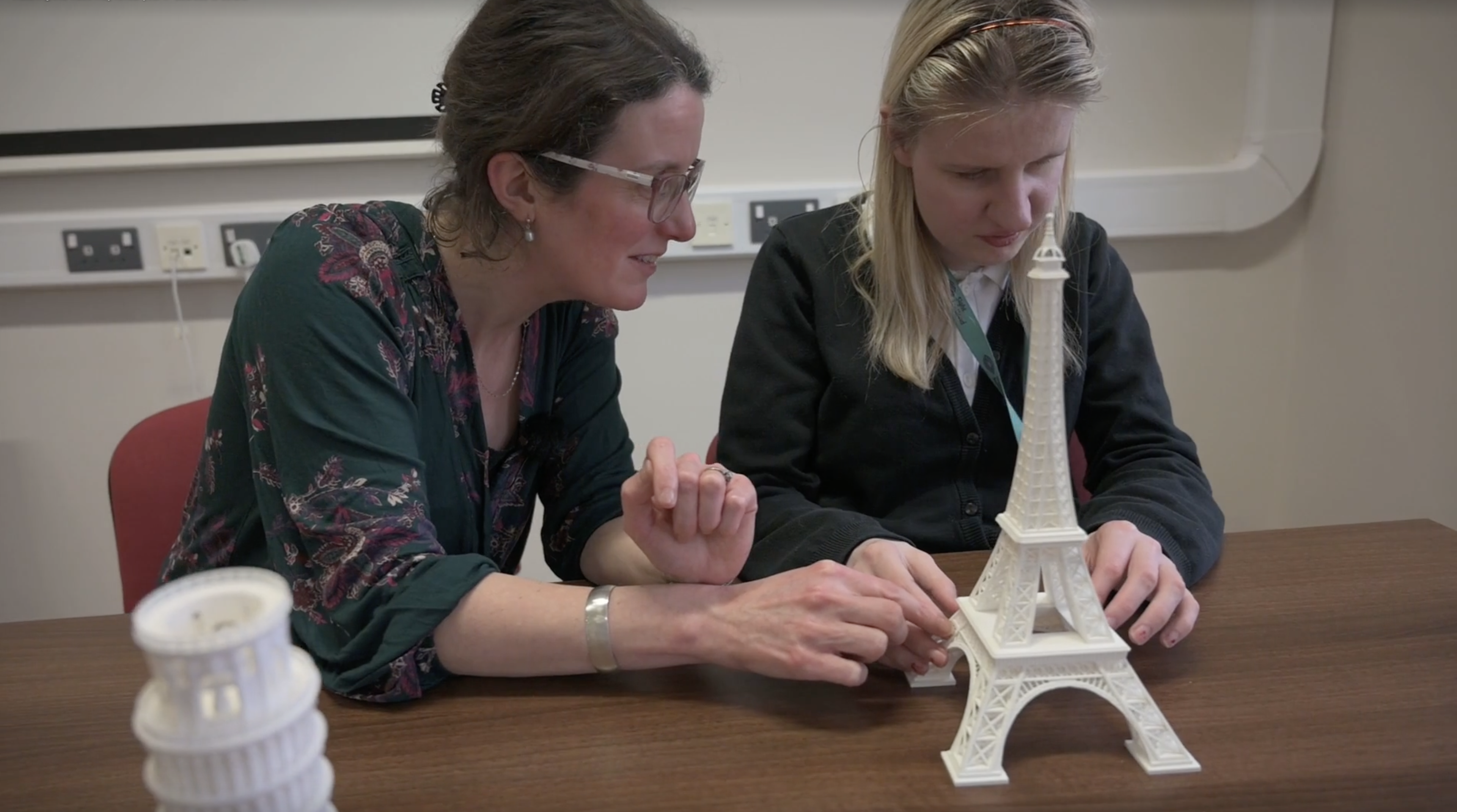 Blinde leerling verkent 3D model van de Eiffeltoren