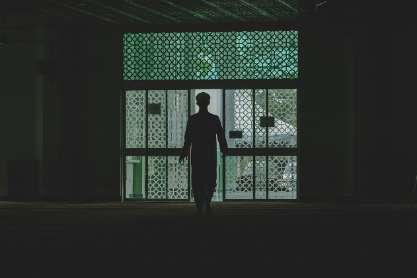 Escaperoom. Persoon staat voor afgesloten deur.