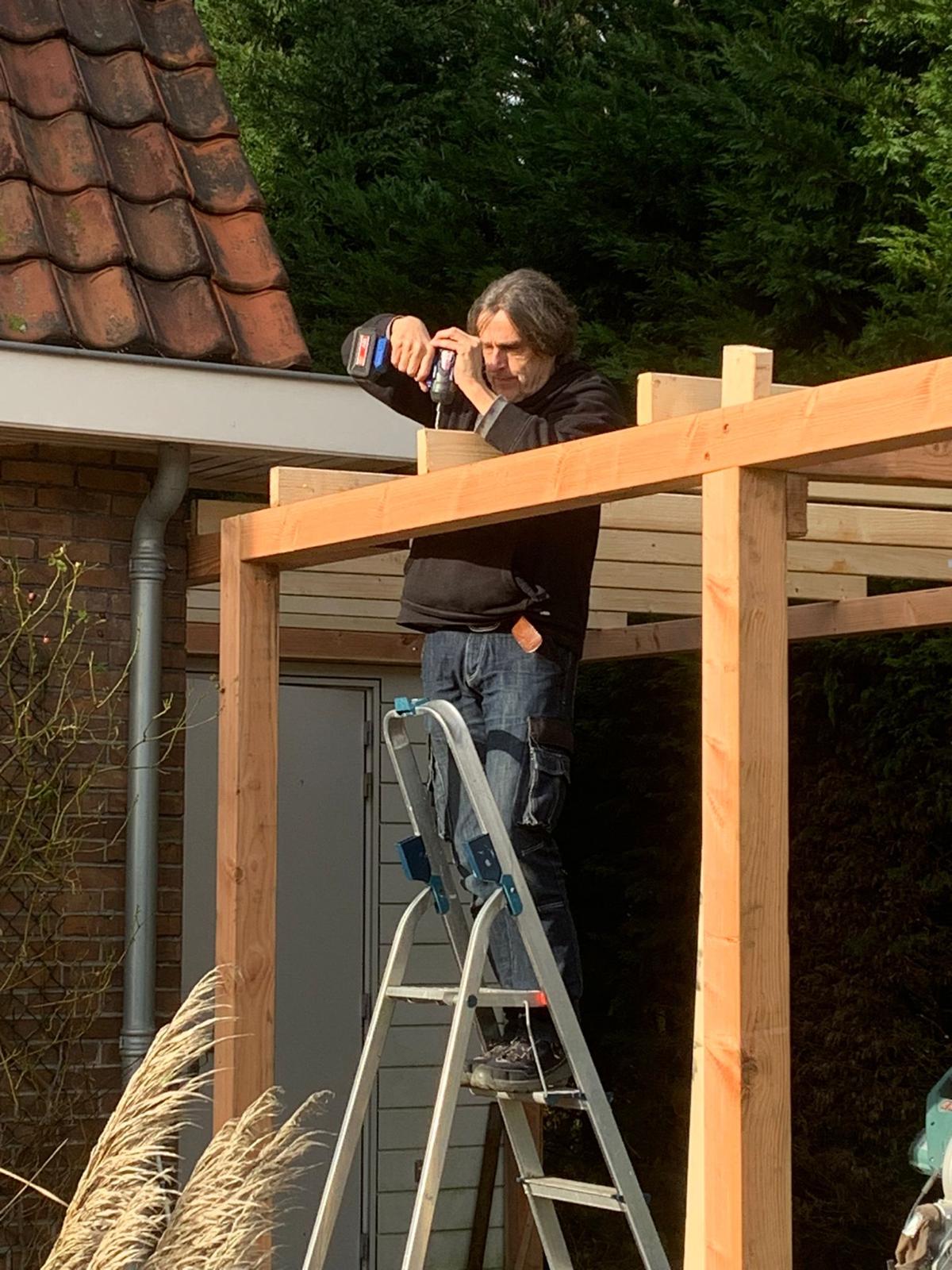 Frank bouwt mee aan een pergola Frank bouwt mee aan een pergola