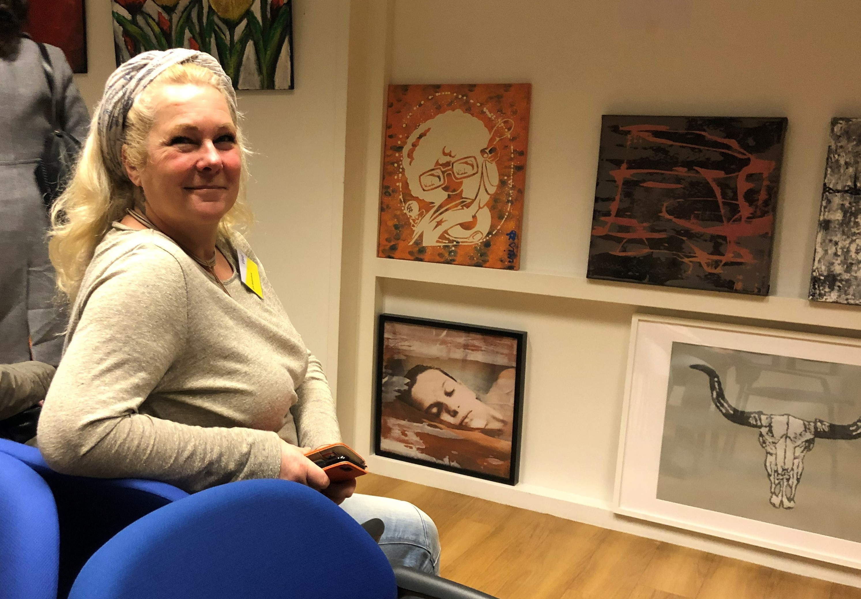 Kunstenares Iris Bijenberg met haar werk Kunstenares Iris tijdens Museumnacht010