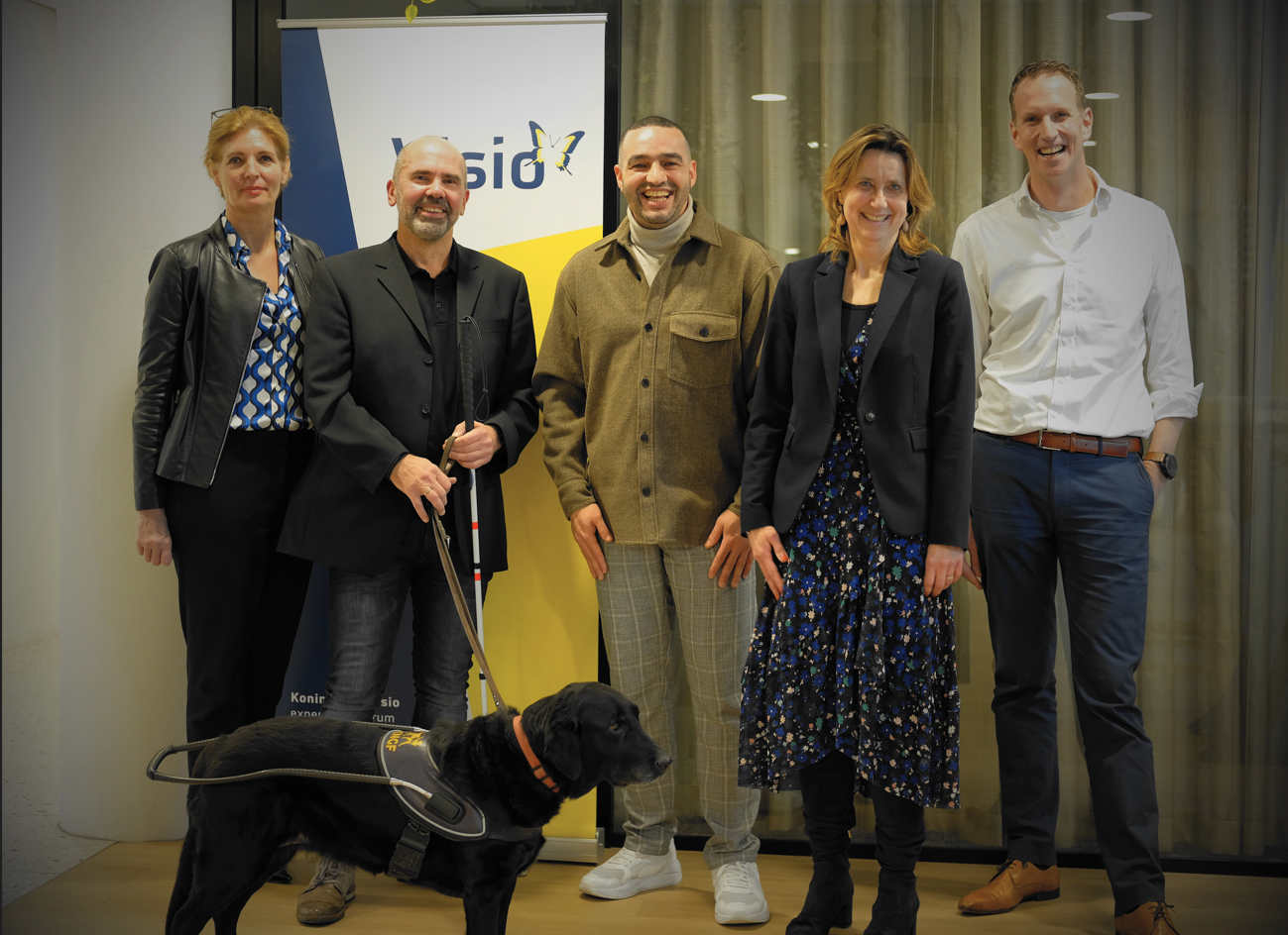 Van links naar rechts: Patricia van Hilten (manager Visio Eindhoven), Peter Meuleman (oud-revalidant Visio), Samir Toub (wethouder gemeente Eindhoven), Annelies Versteegden (Raad van Bestuur) en Marten Verduijn (directeur Revalidatie & Advies). Opening R&A Eindhoven