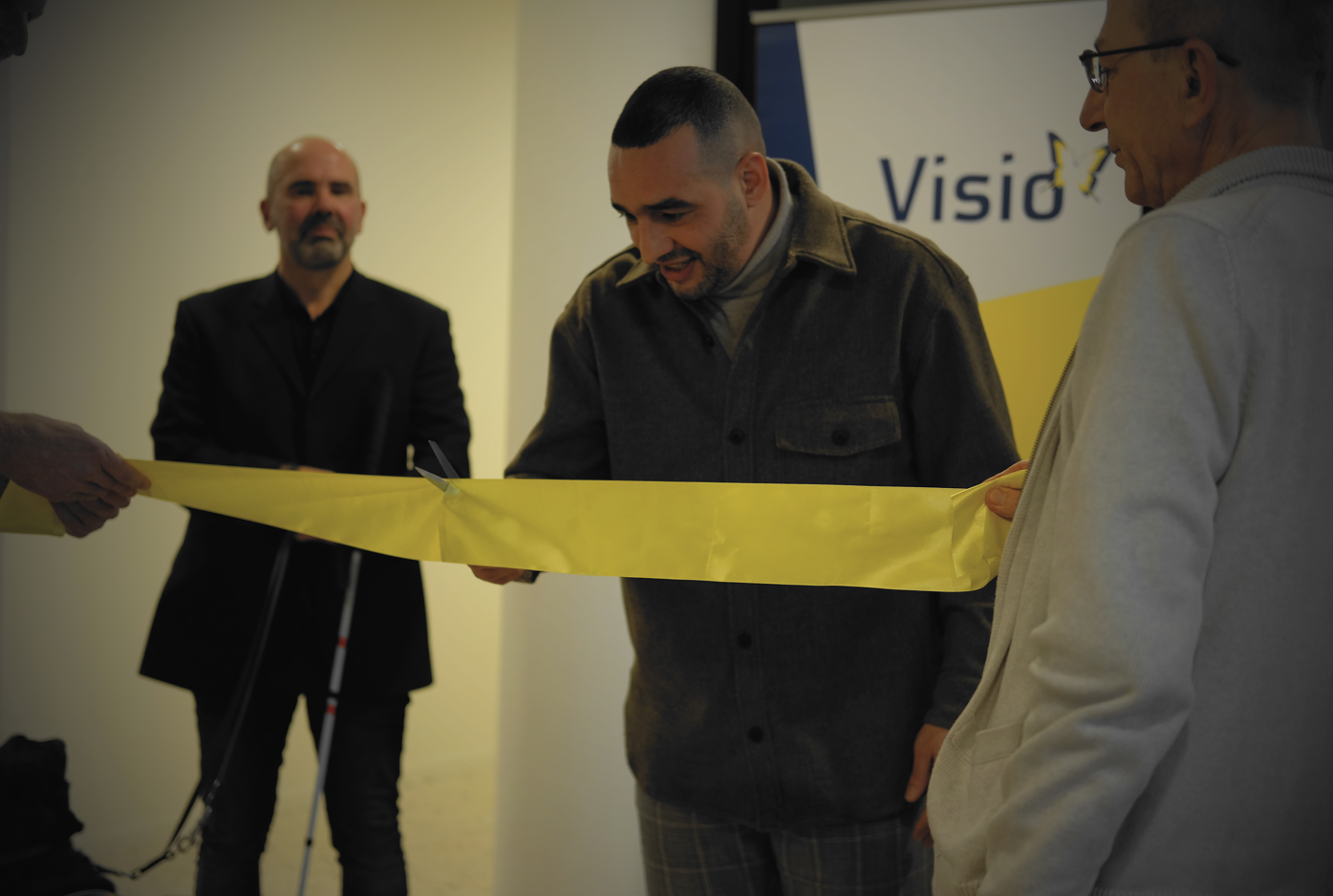 Wethouder Samir Toub knipt het lint van Visio door Wethouder Samir Toub knipt het lint van Visio door